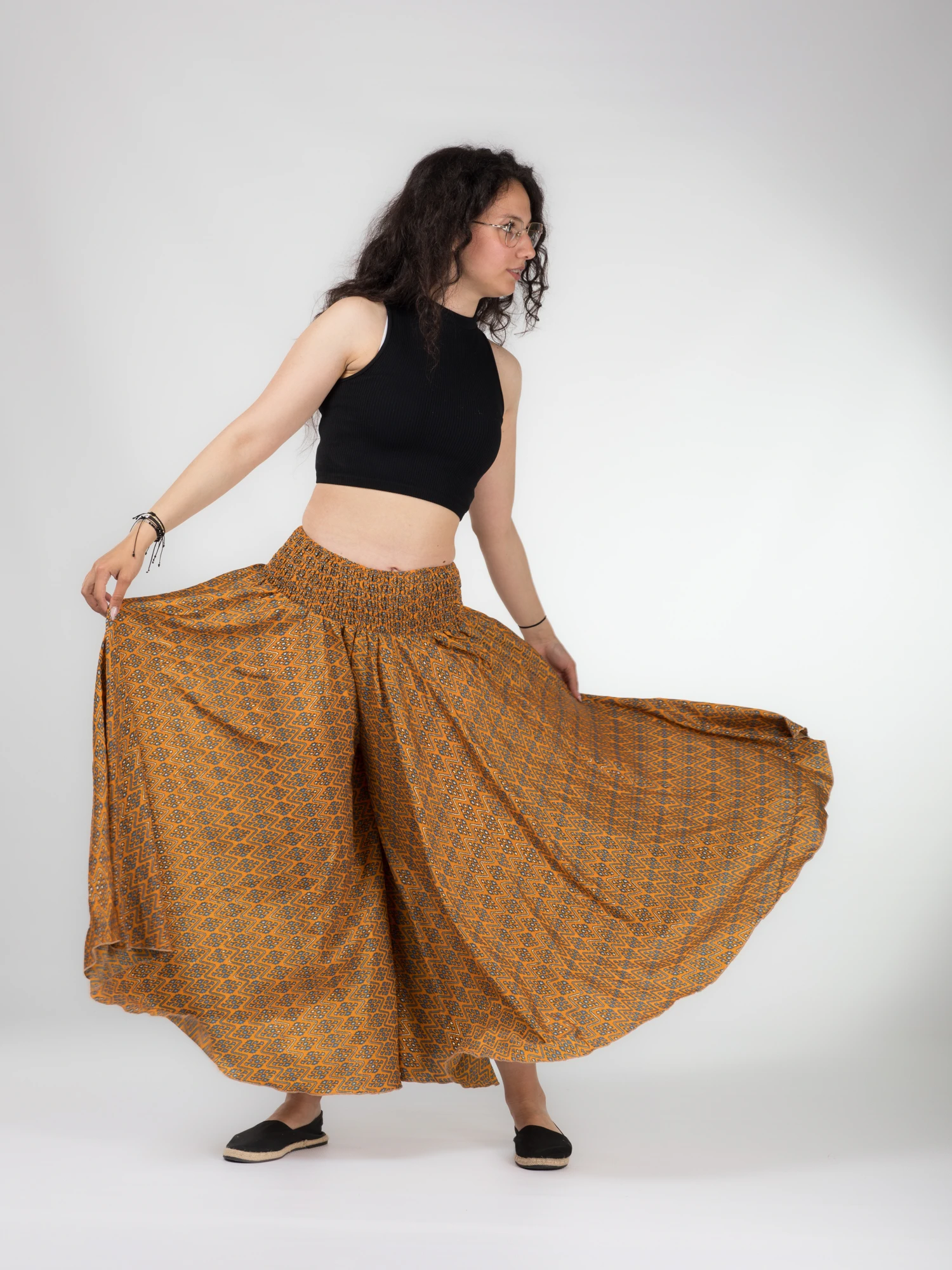 Pantaloni largi din material fluid cu print si fir auriu - Model 23 [7]
