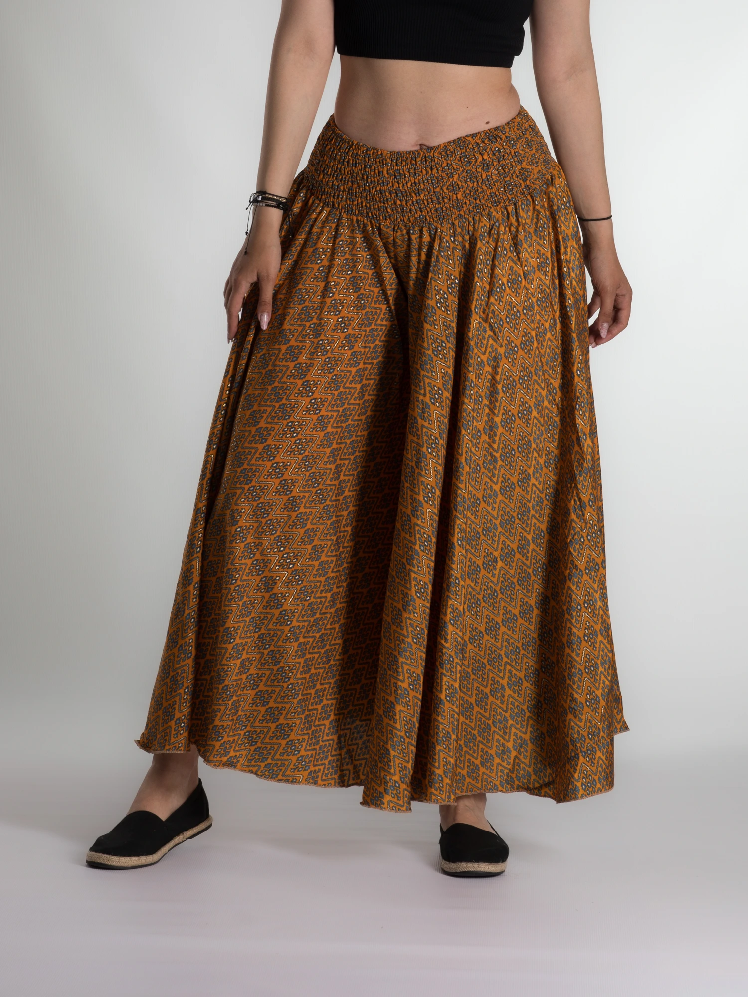 Pantaloni - Pantaloni largi din material fluid cu print si fir auriu - Model 23