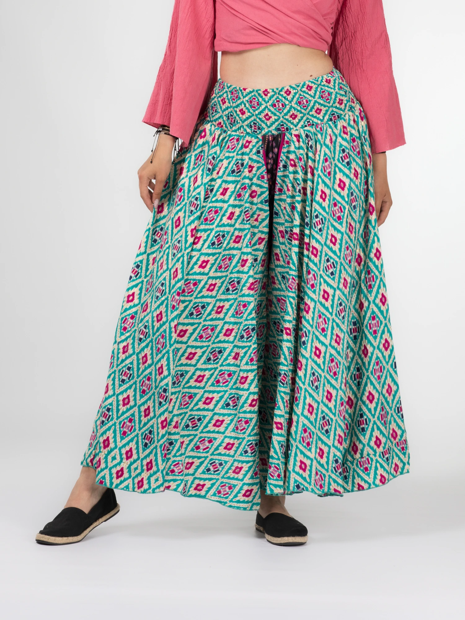 Pantaloni - Pantaloni largi din material fluid cu print și fir auriu - Model 24