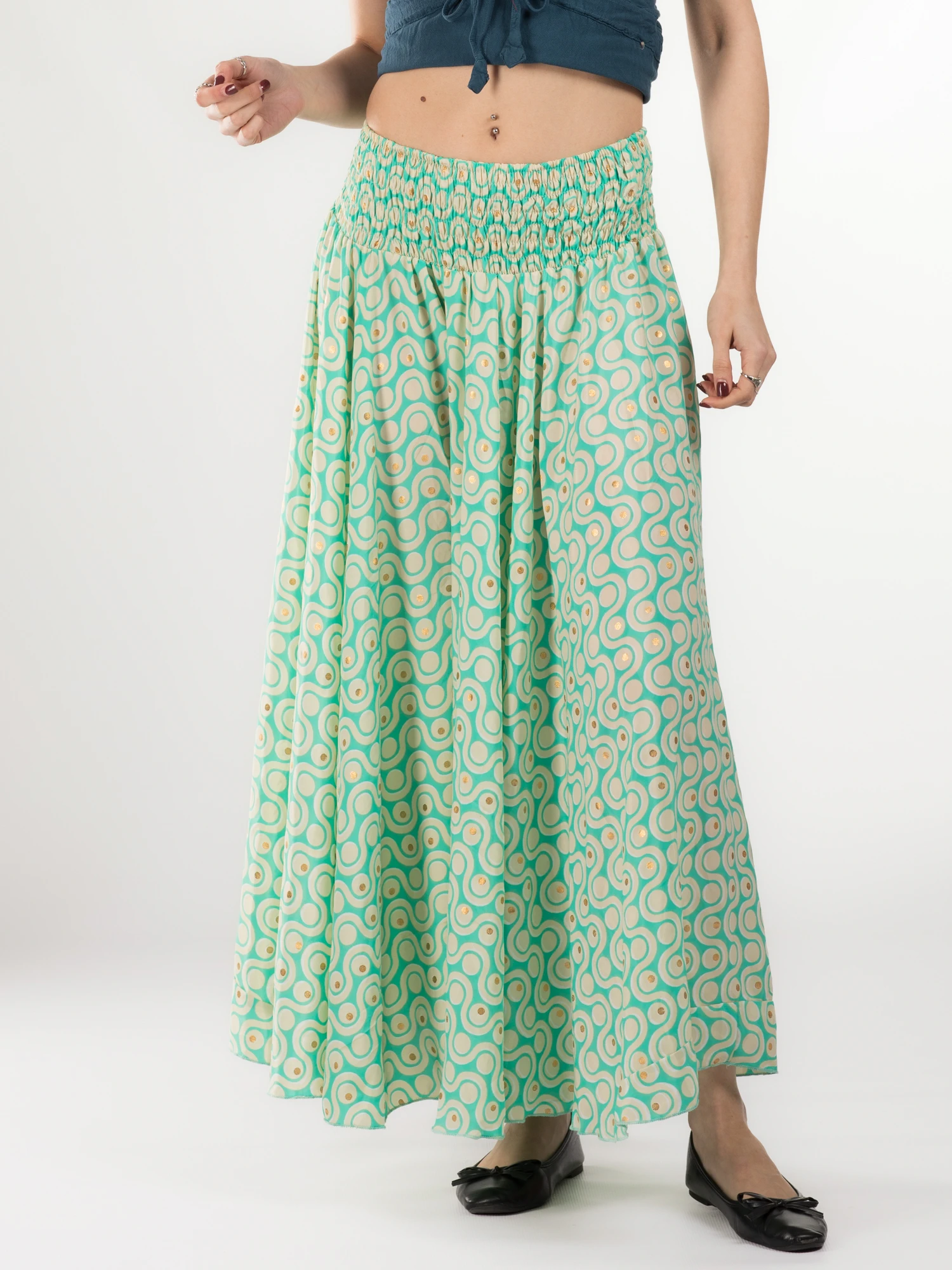 Primavara 2026 - Pantaloni largi din material fluid cu print și fir auriu - Model 30