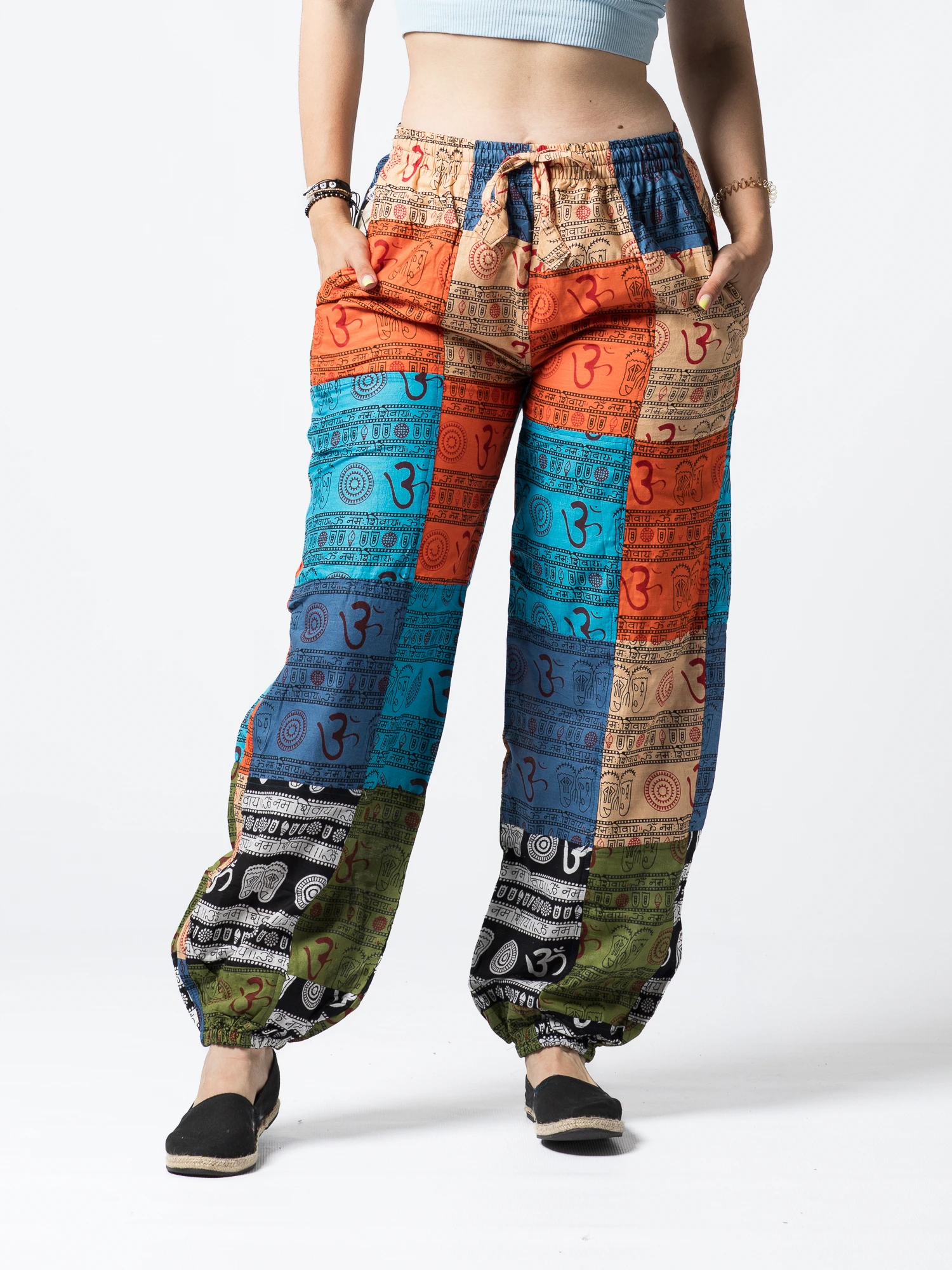 Pantaloni - Pantaloni patch cu print all over, motive hinduse - Multicolor