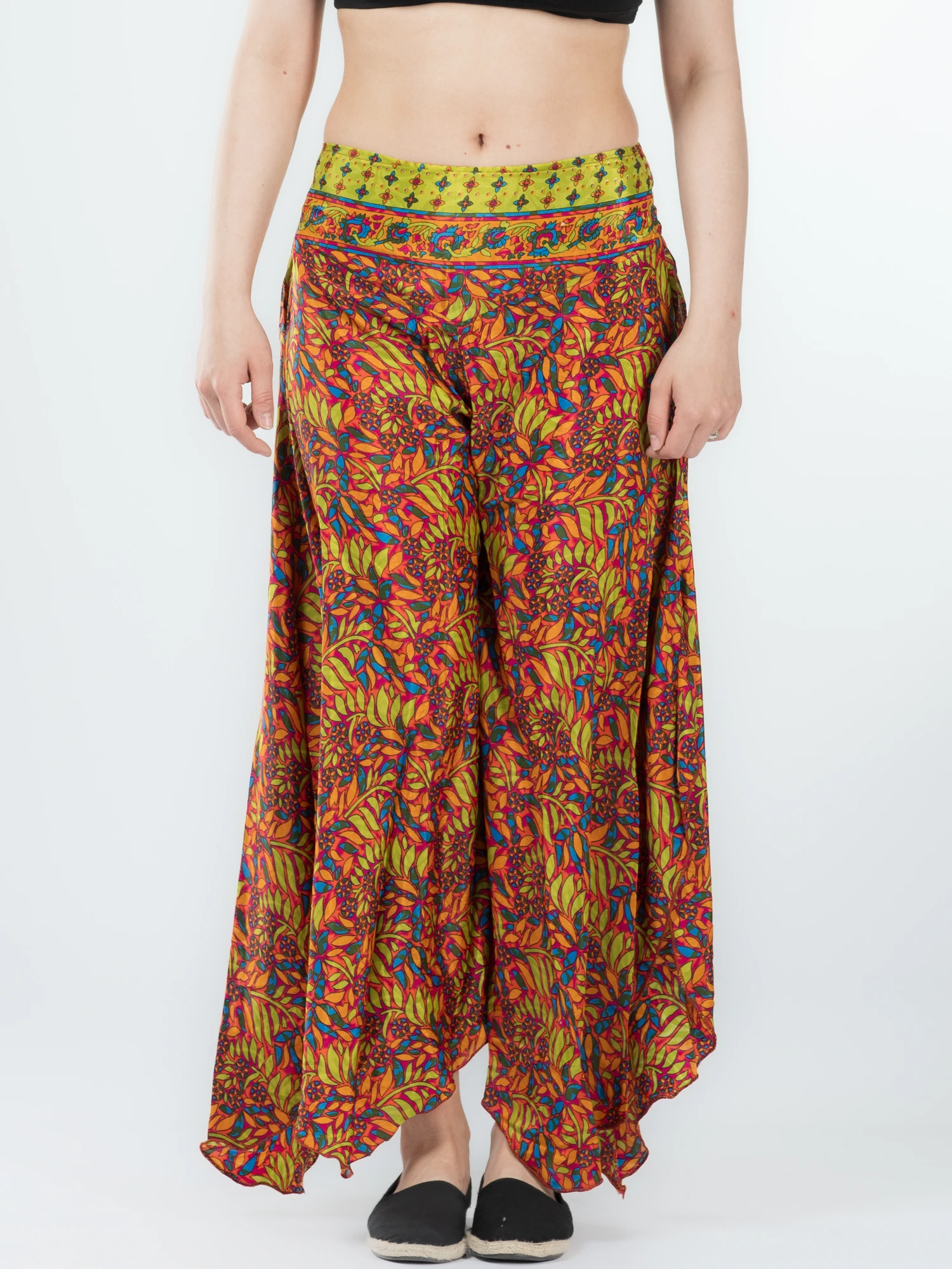 Pantaloni - Pantaloni Petal Tips din material fluid - Model 67