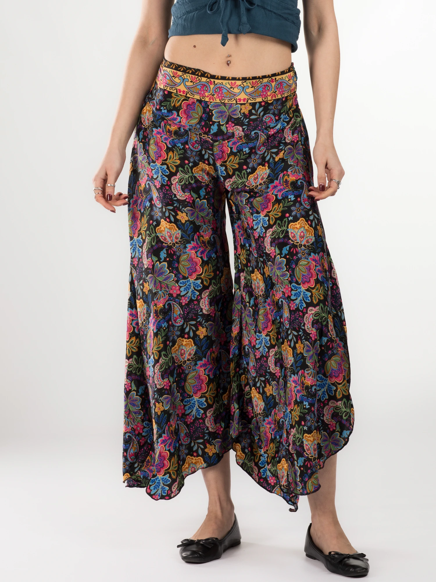 Primavara 2026 - Pantaloni Petal Tips din material fluid - Model 71