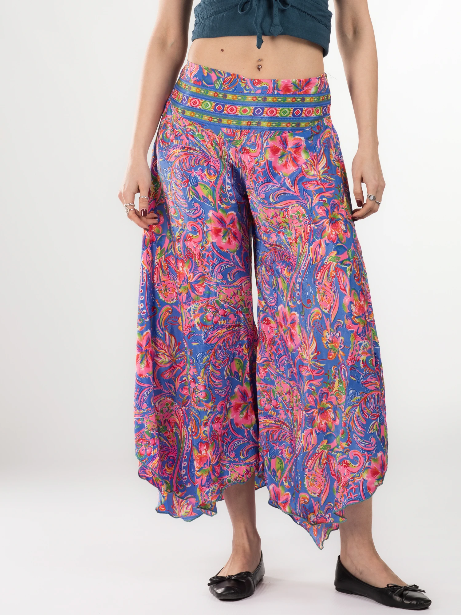 Primavara 2026 - Pantaloni Petal Tips din material fluid - Model 72