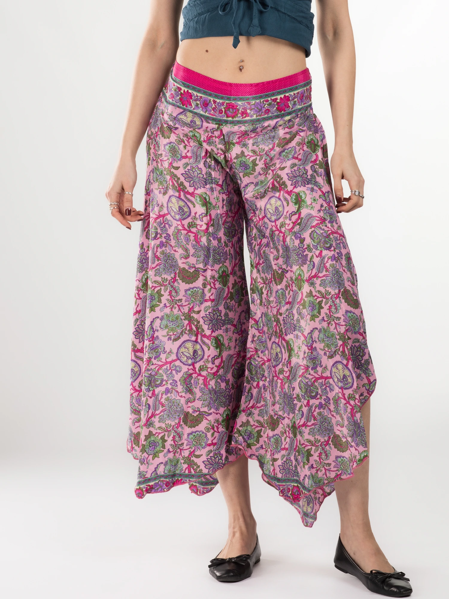 Primavara 2026 - Pantaloni Petal Tips din material fluid - Model 73