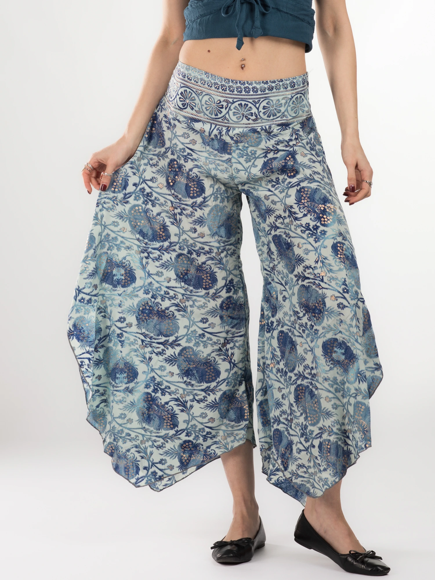 Primavara 2026 - Pantaloni Petal Tips din material fluid - Model 74