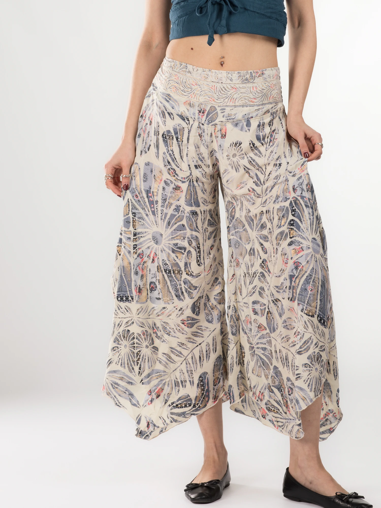 Primavara 2026 - Pantaloni Petal Tips din material fluid - Model 75