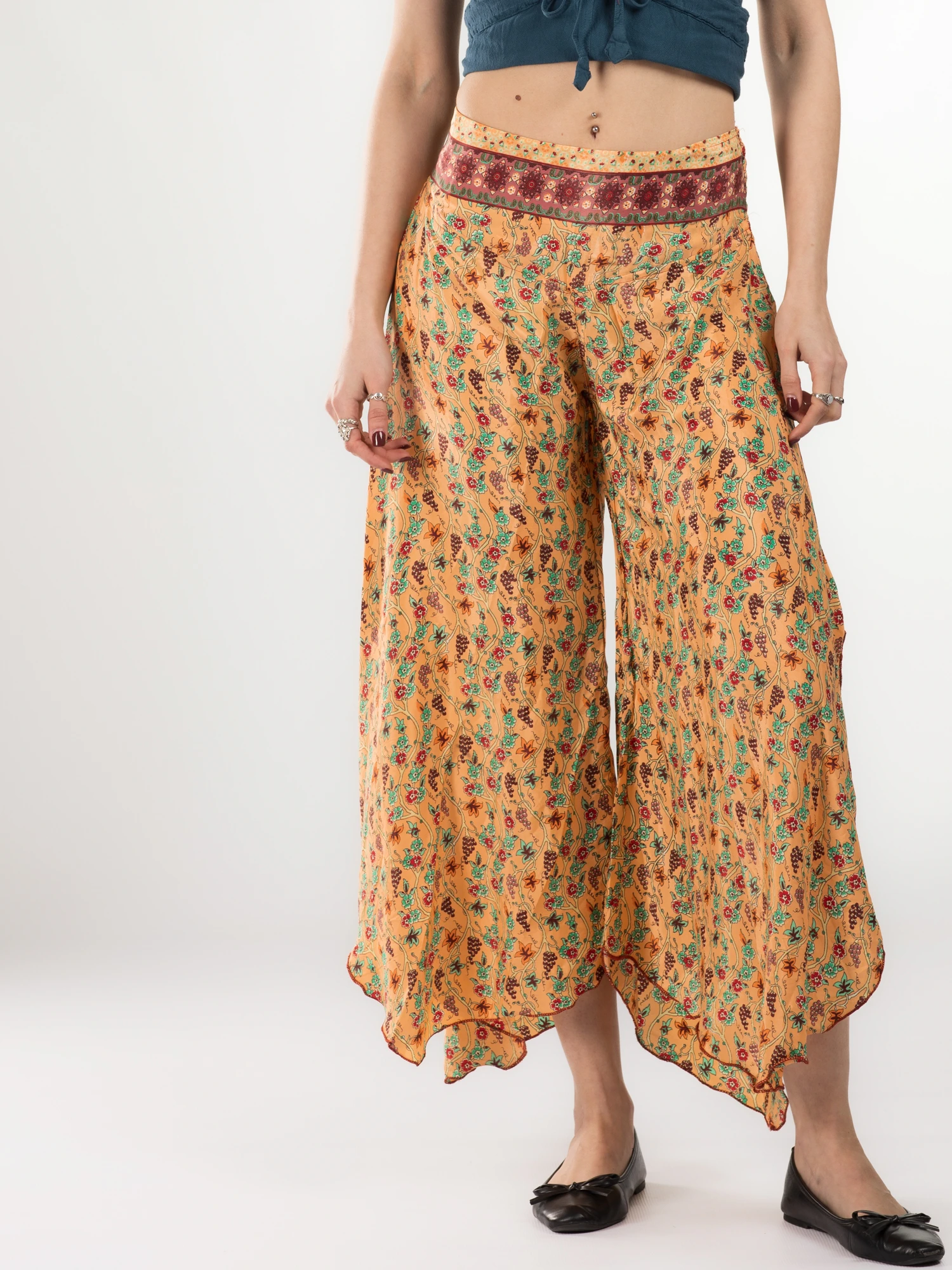Primavara 2026 - Pantaloni Petal Tips din material fluid - Model 76