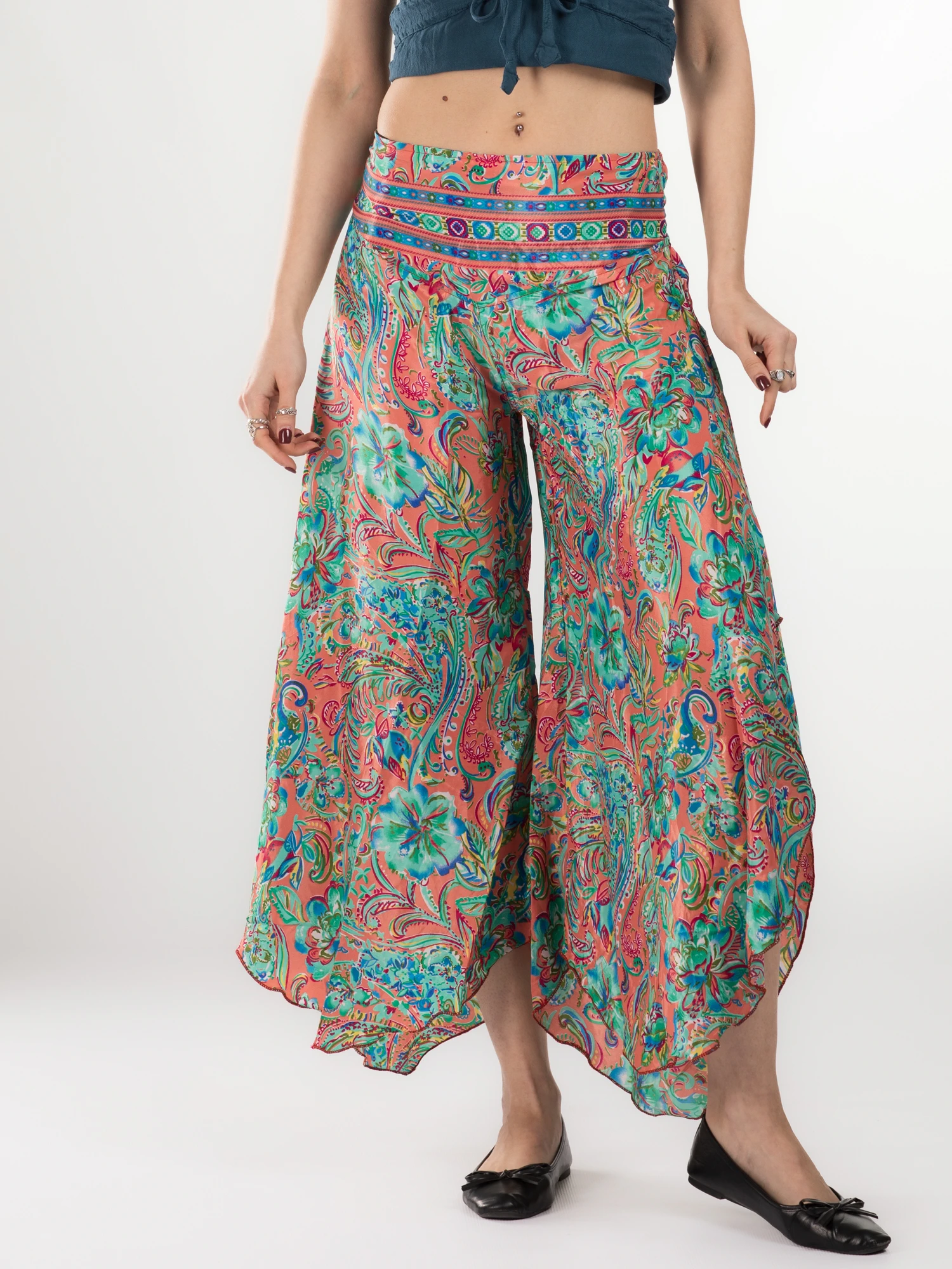 Primavara 2026 - Pantaloni Petal Tips din material fluid - Model 77