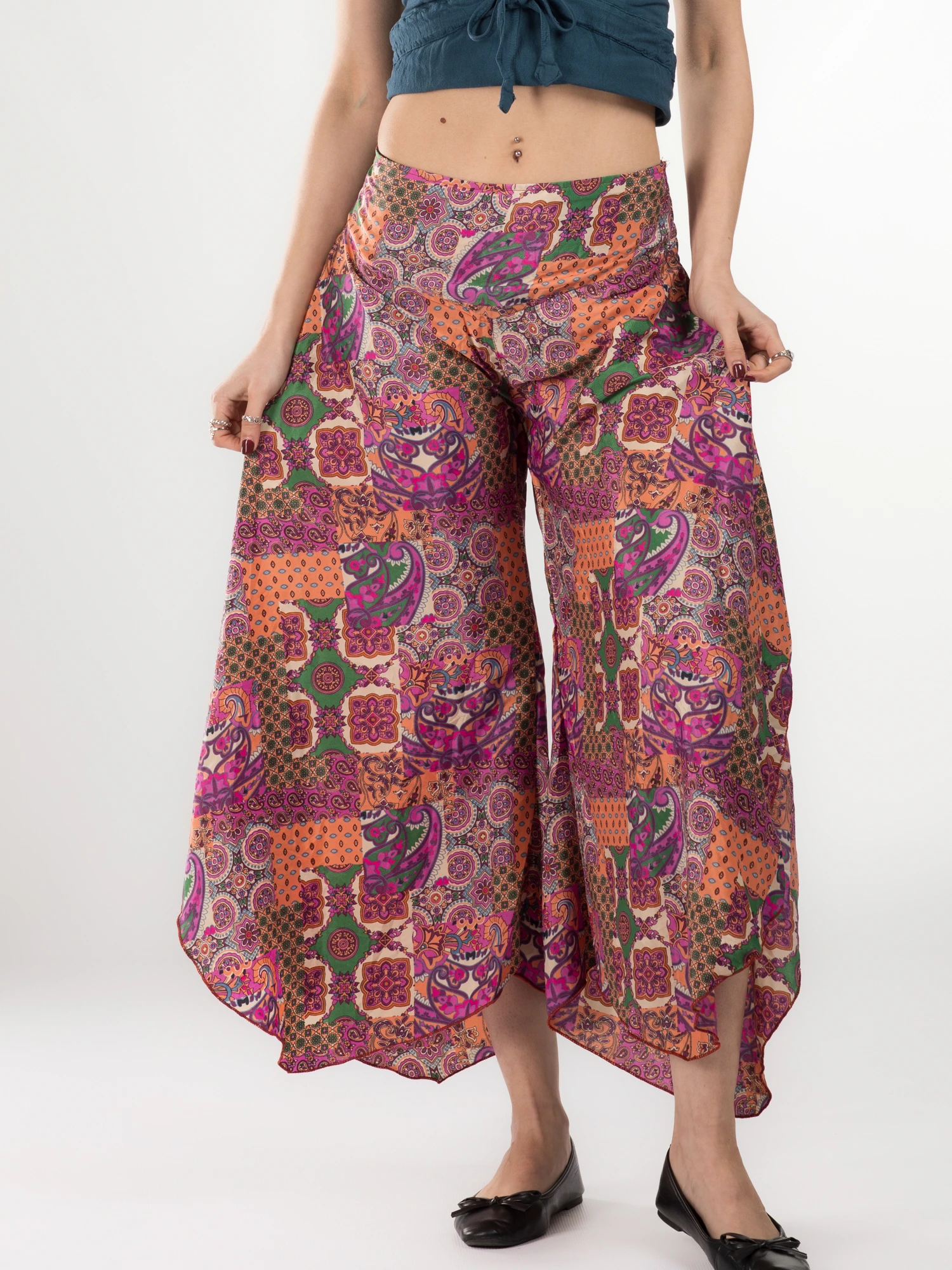 Primavara 2026 - Pantaloni Petal Tips din material fluid - Model 78