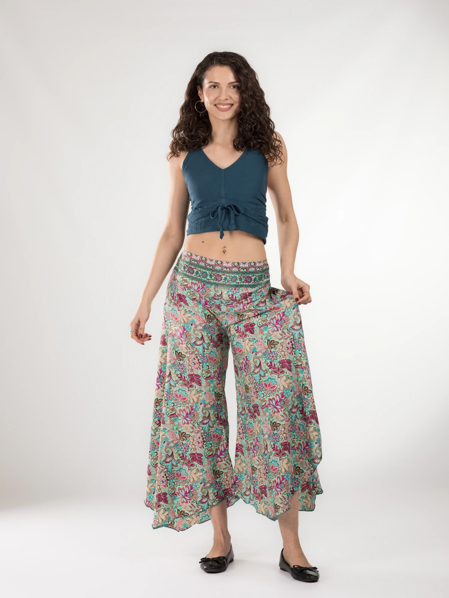 Primavara 2026 - Pantaloni Petal Tips din material fluid - Model 82