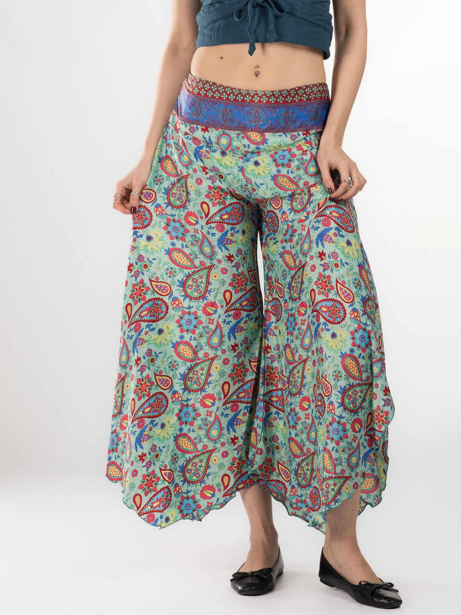 Primavara 2026 - Pantaloni Petal Tips din material fluid - Model 84