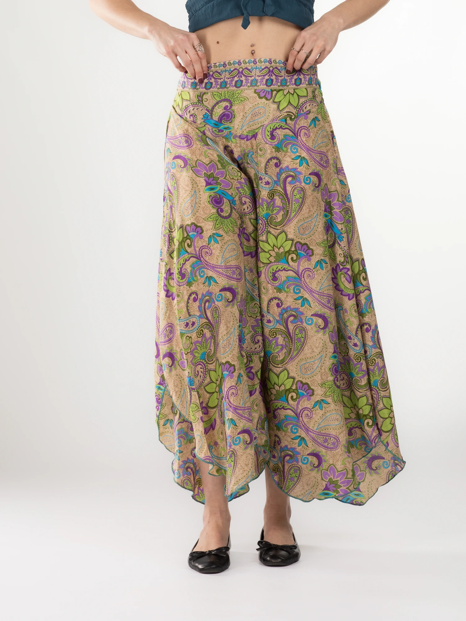 Primavara 2026 - Pantaloni Petal Tips din material fluid - Model 85