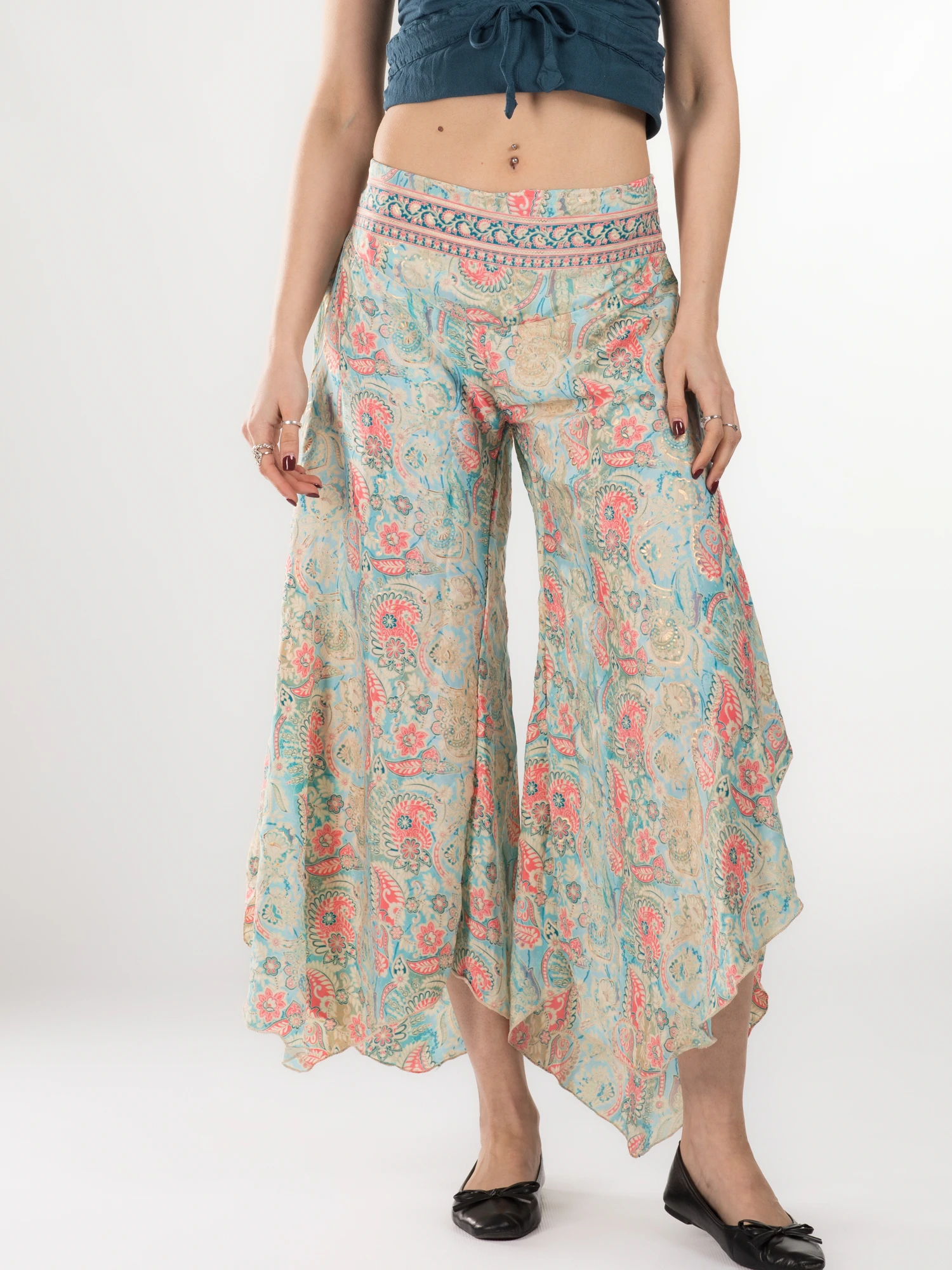 Primavara 2026 - Pantaloni Petal Tips din material fluid - Model 87