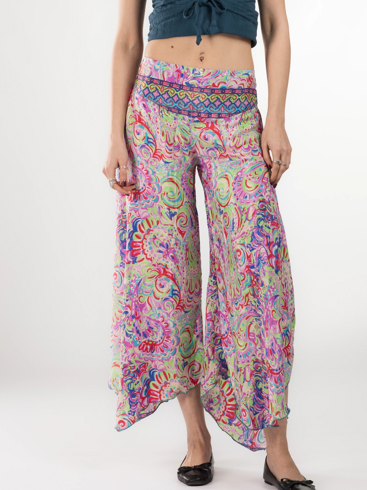 Primavara 2026 - Pantaloni Petal Tips din material fluid - Model 89