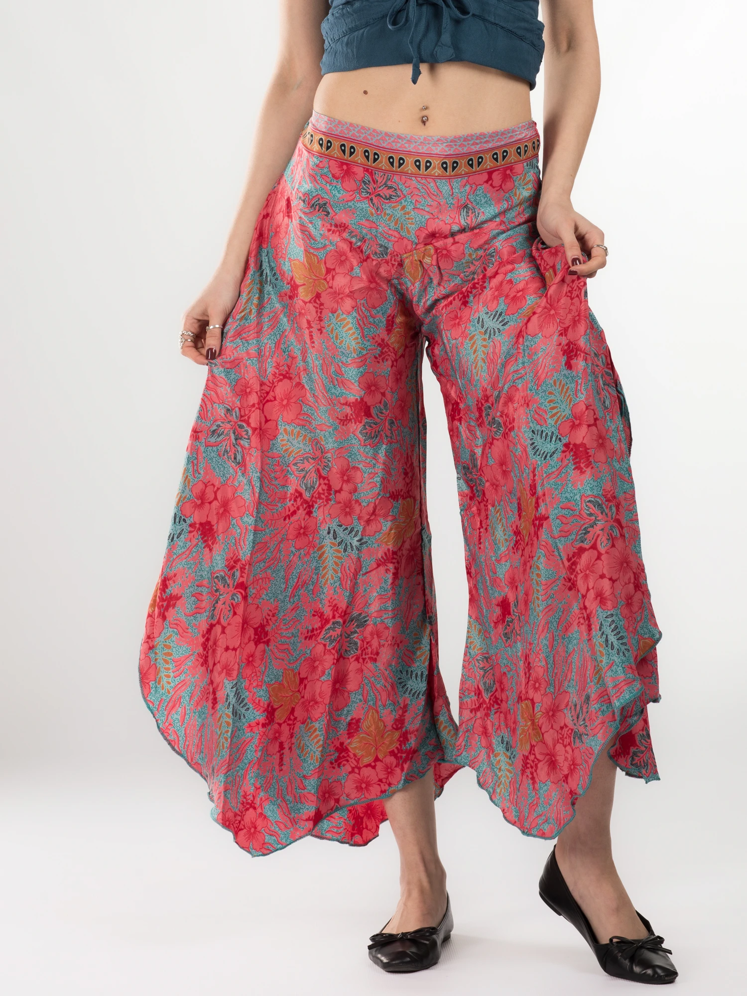 Primavara 2026 - Pantaloni Petal Tips din material fluid - Model 90