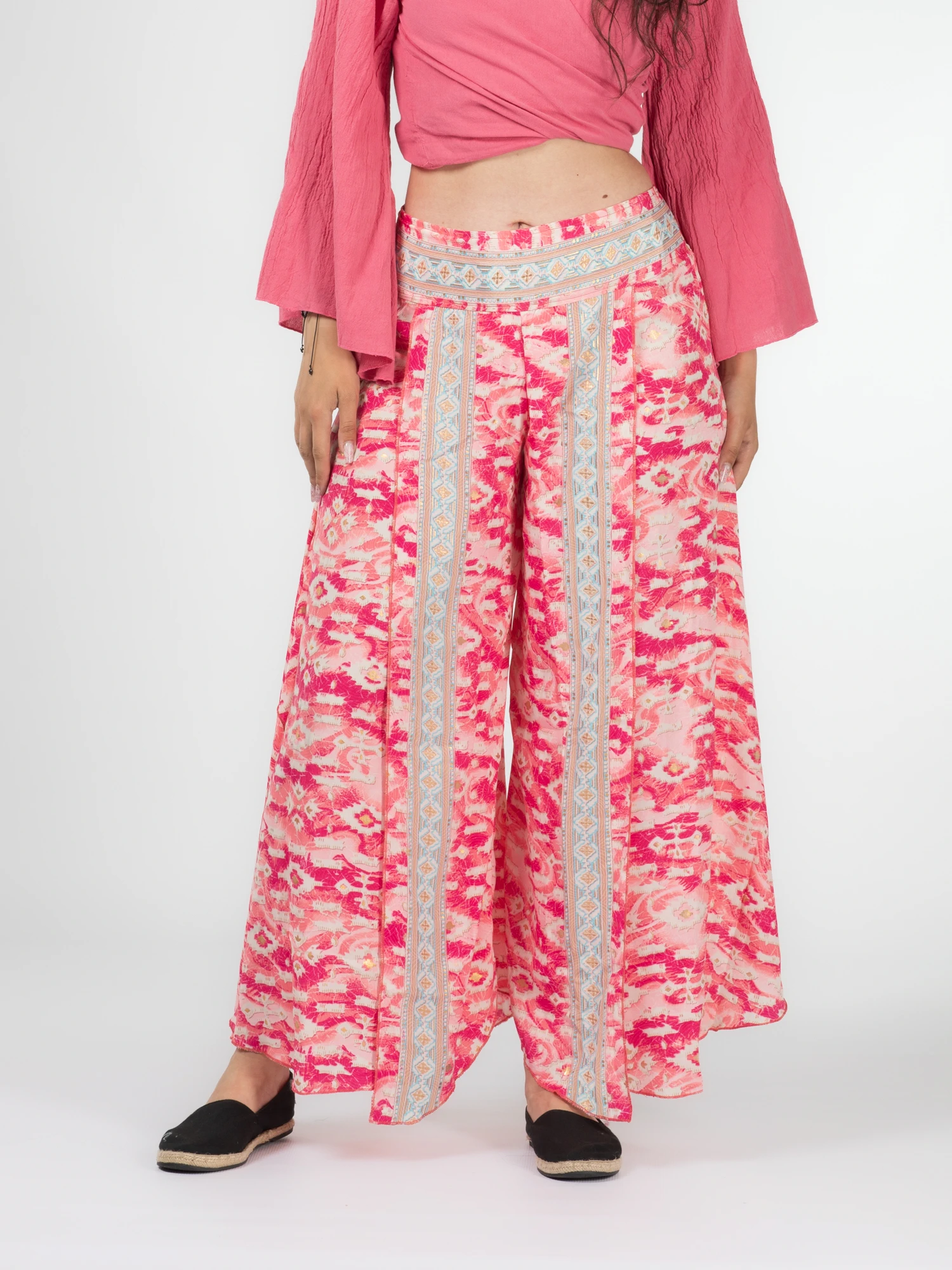 Pantaloni - Pantaloni petrecuți din material fluid cu print și fir auriu - Model 22
