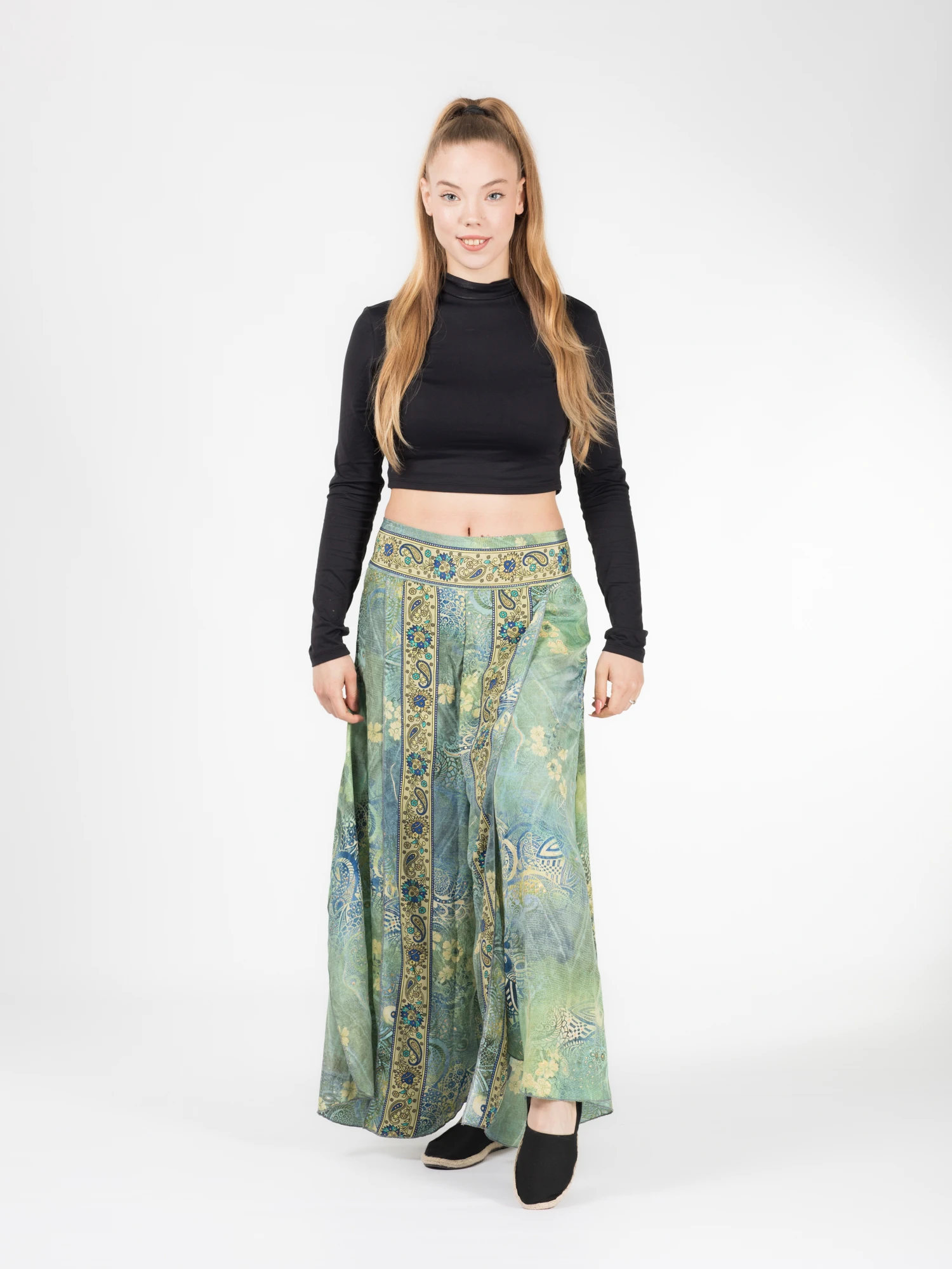 Pantaloni - Pantaloni petrecuți din material fluid cu print și fir auriu - Model 24