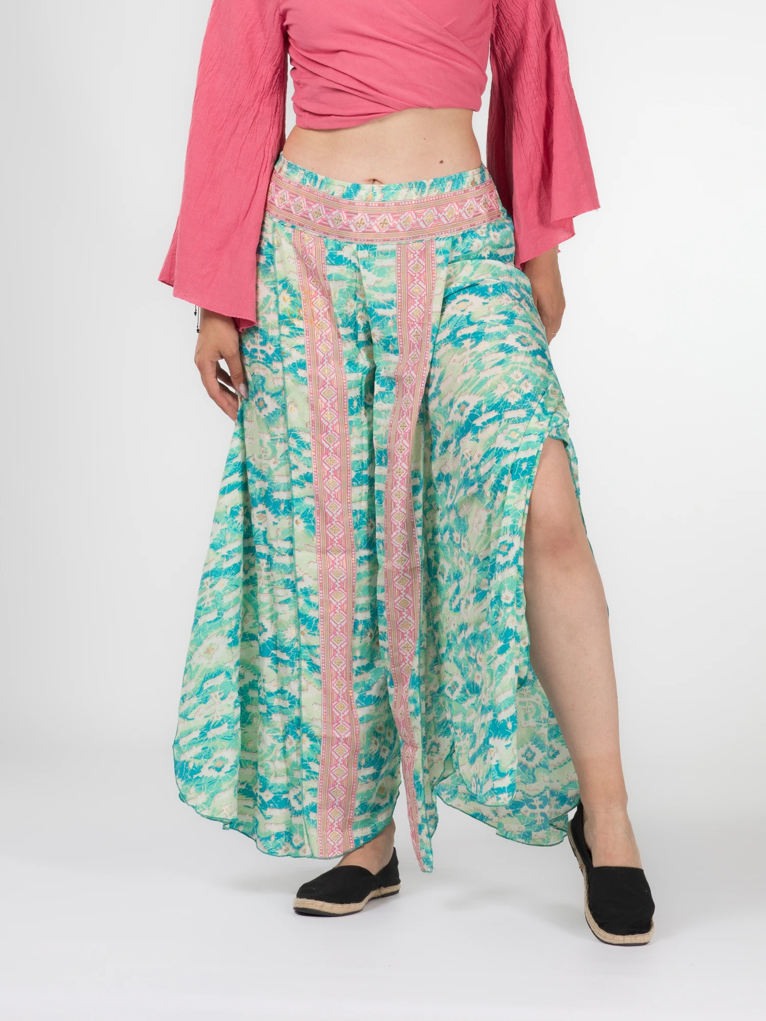 Pantaloni - Pantaloni petrecuți din material fluid cu print și fir auriu - Model 31