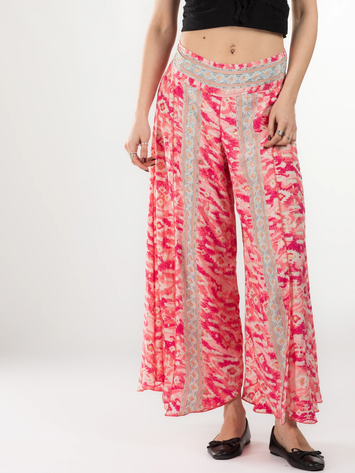 Primavara 2026 - Pantaloni petrecuți din material fluid cu print și fir auriu - Model 32