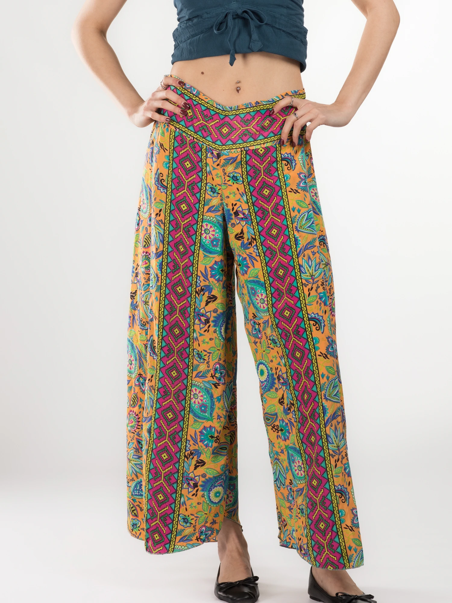 Primavara 2026 - Pantaloni petrecuți din material fluid cu print și fir auriu - Model 35