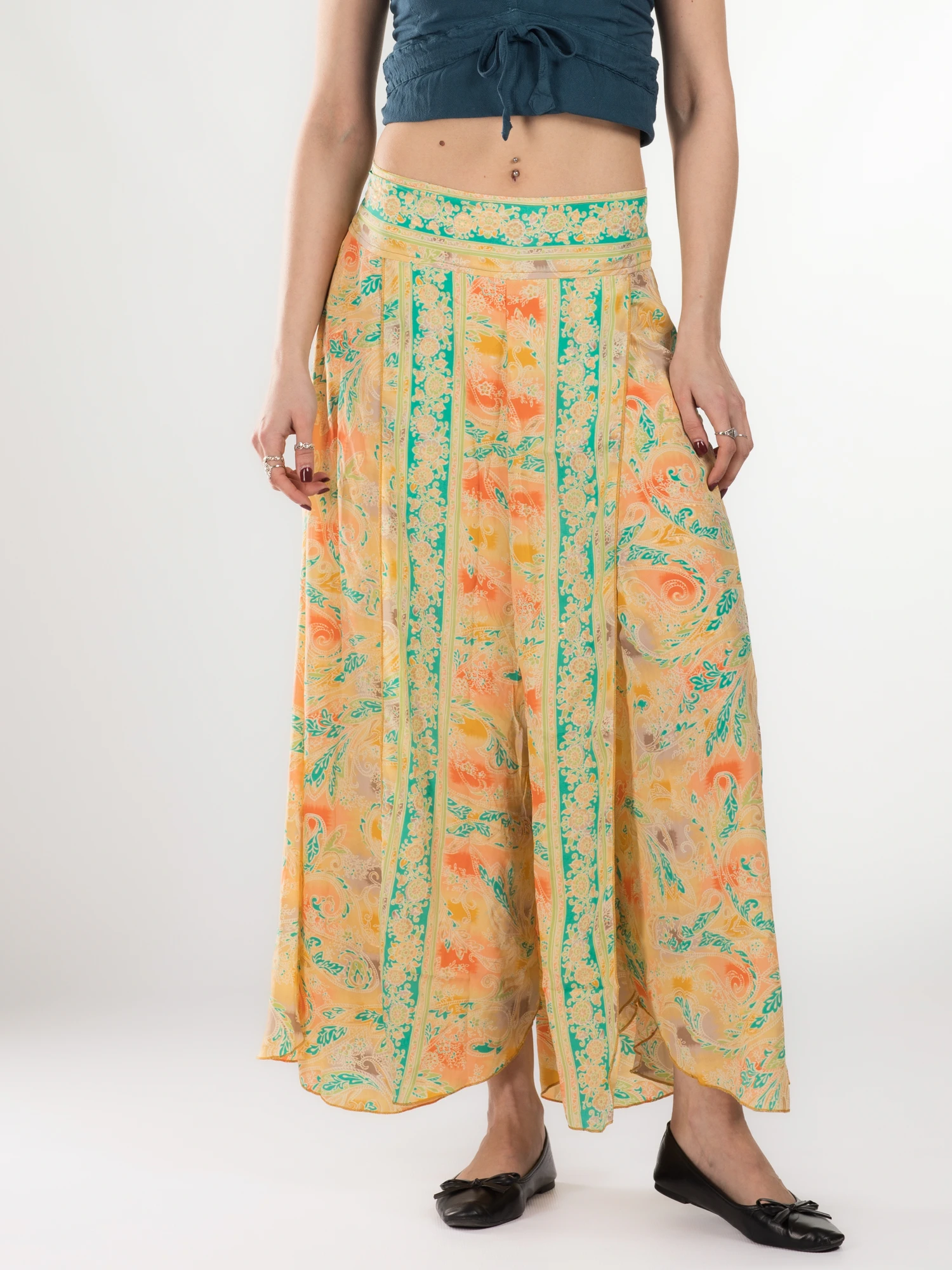 Primavara 2026 - Pantaloni petrecuți din material fluid cu print și fir auriu - Model 36