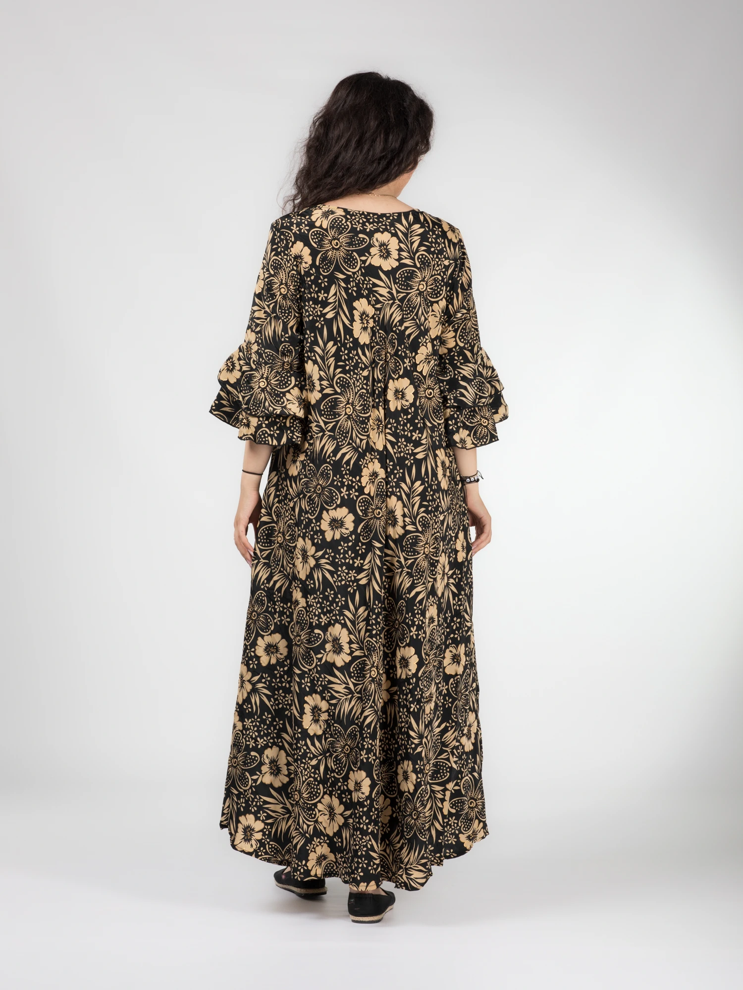 Rochie boho lejeră din material fluid cu fir auriu și mâneci scurte cu volănașe - Model 2 [2]