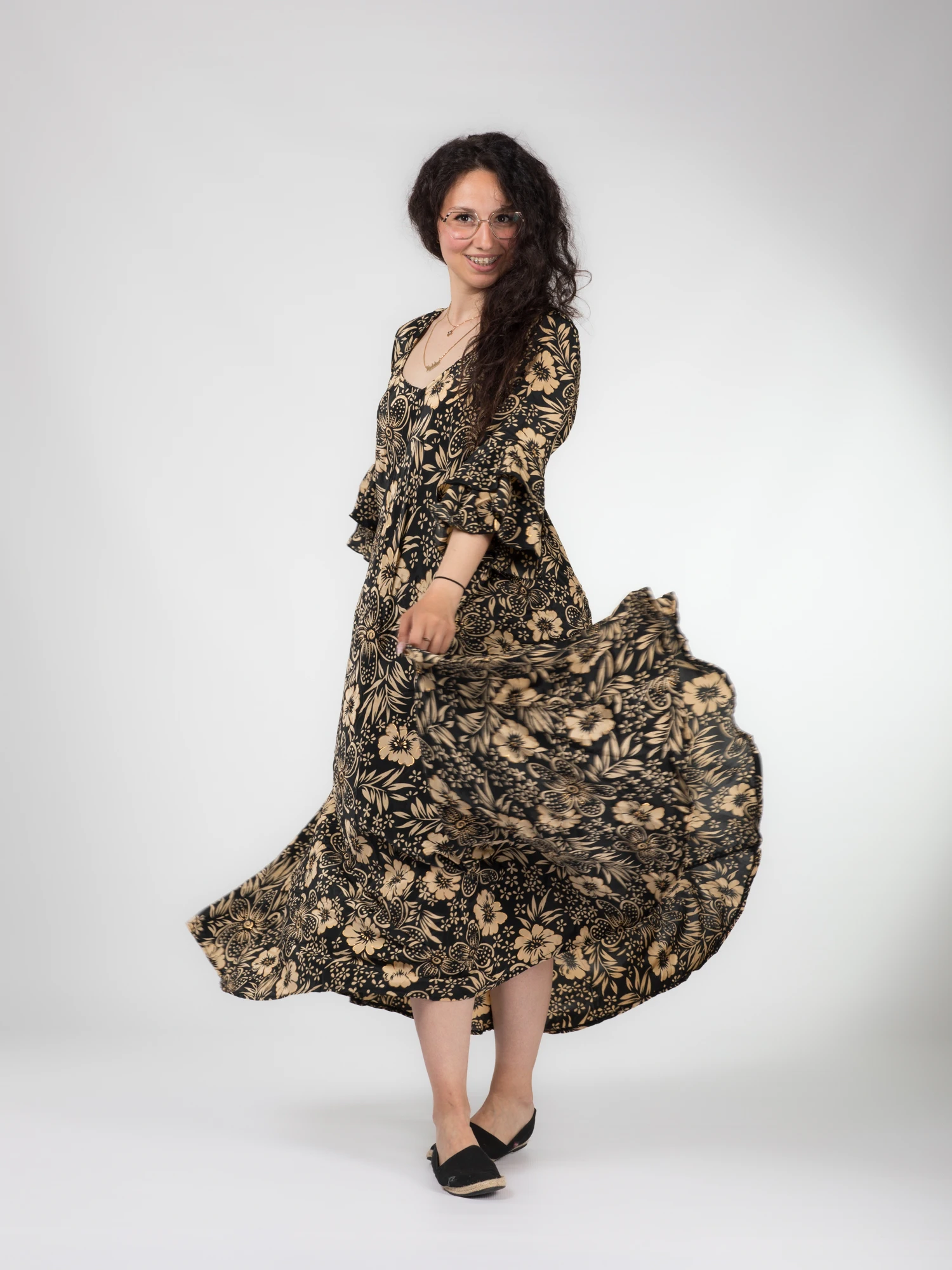 Rochie boho lejeră din material fluid cu fir auriu și mâneci scurte cu volănașe - Model 2 [3]