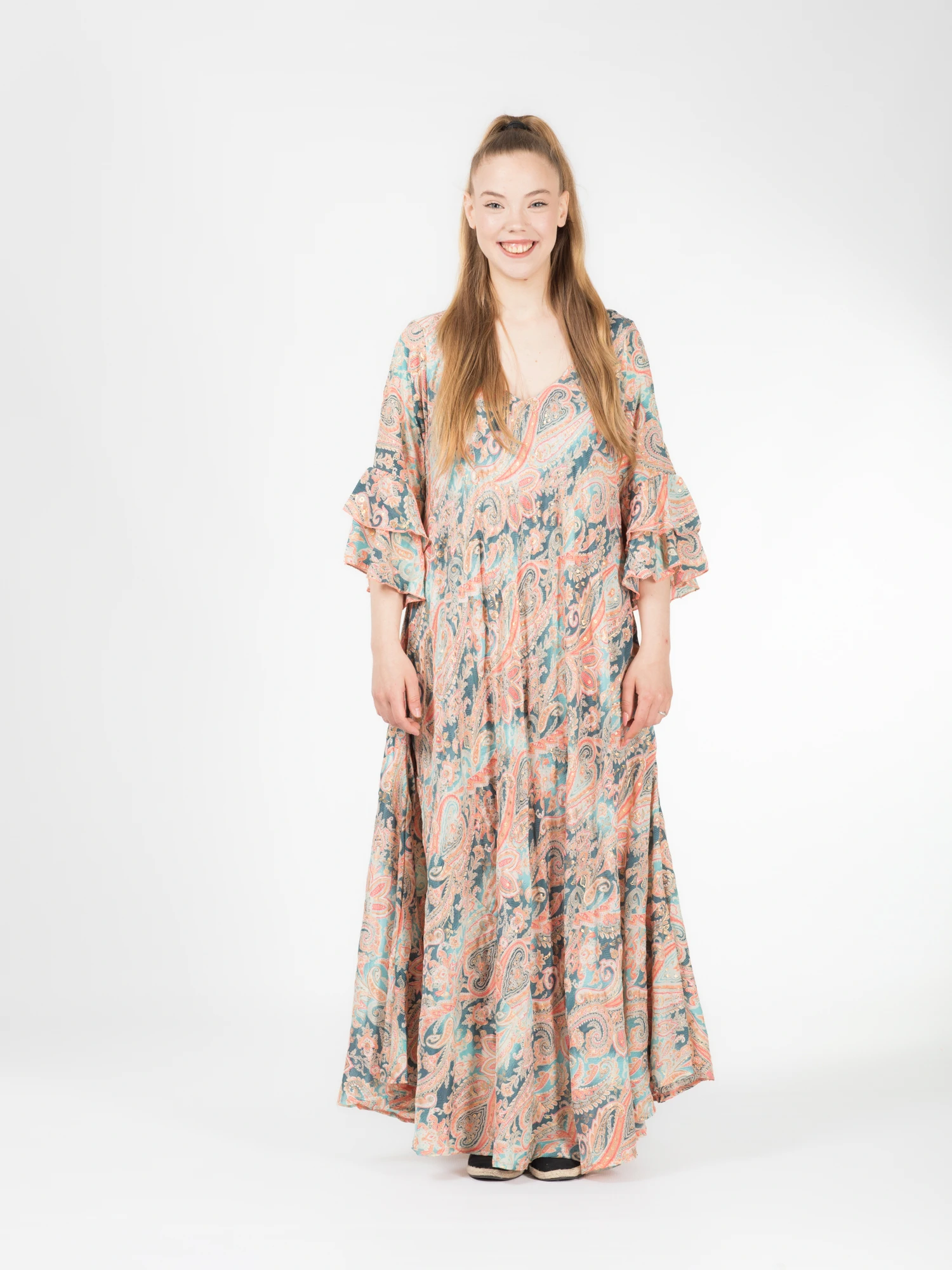 Rochii - Rochie boho lejeră din material fluid cu fir auriu și mâneci scurte cu volănașe - Model 3