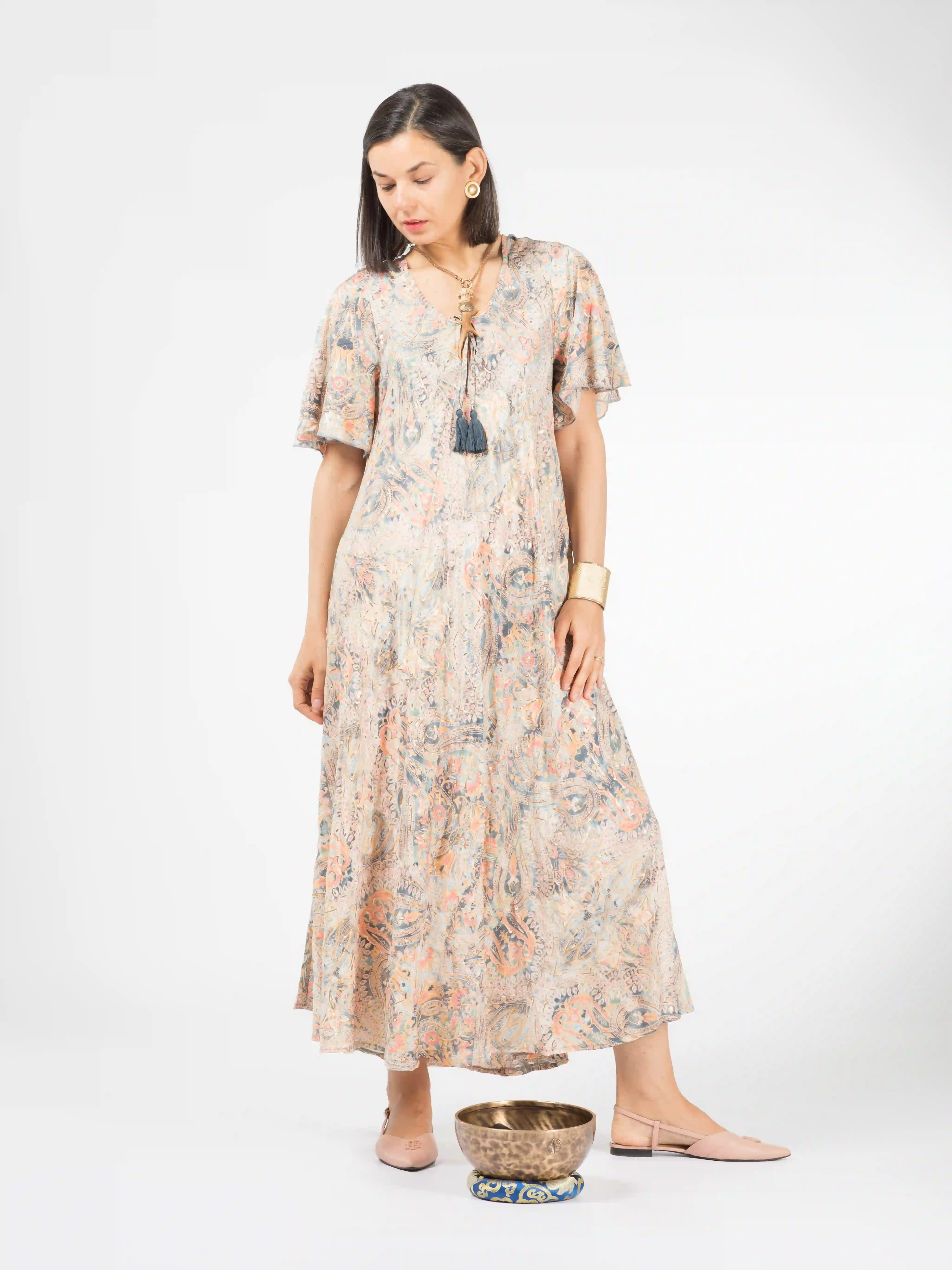 Rochii - Rochie boho lungă din material fluid cu decolteu romantic și detalii aurii - Model 1