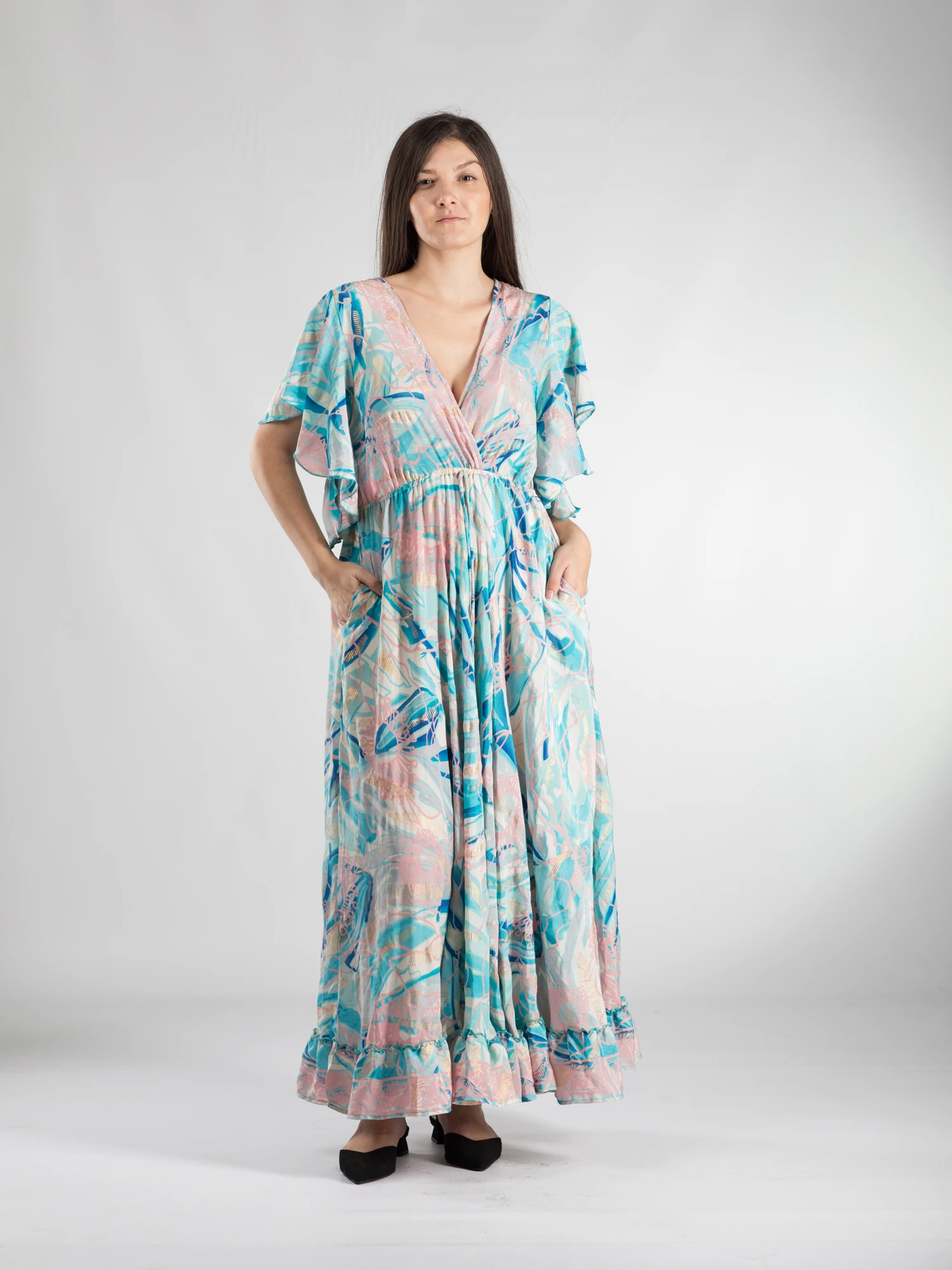Primavara 2026 - Rochie boho lungă din material fluid cu decolteu romantic și detalii aurii - Model 10