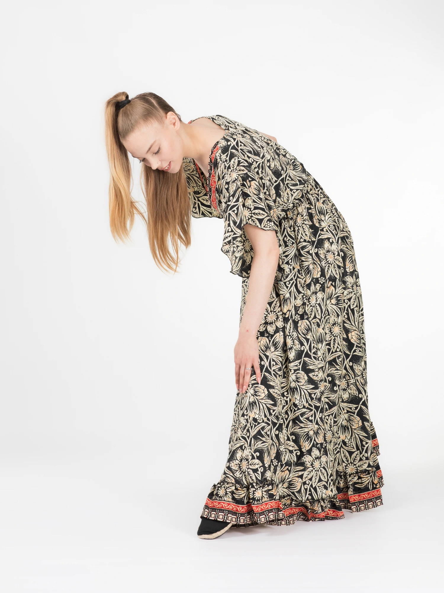 Rochie boho lungă din material fluid cu decolteu romantic și detalii aurii - Model 2 [6]