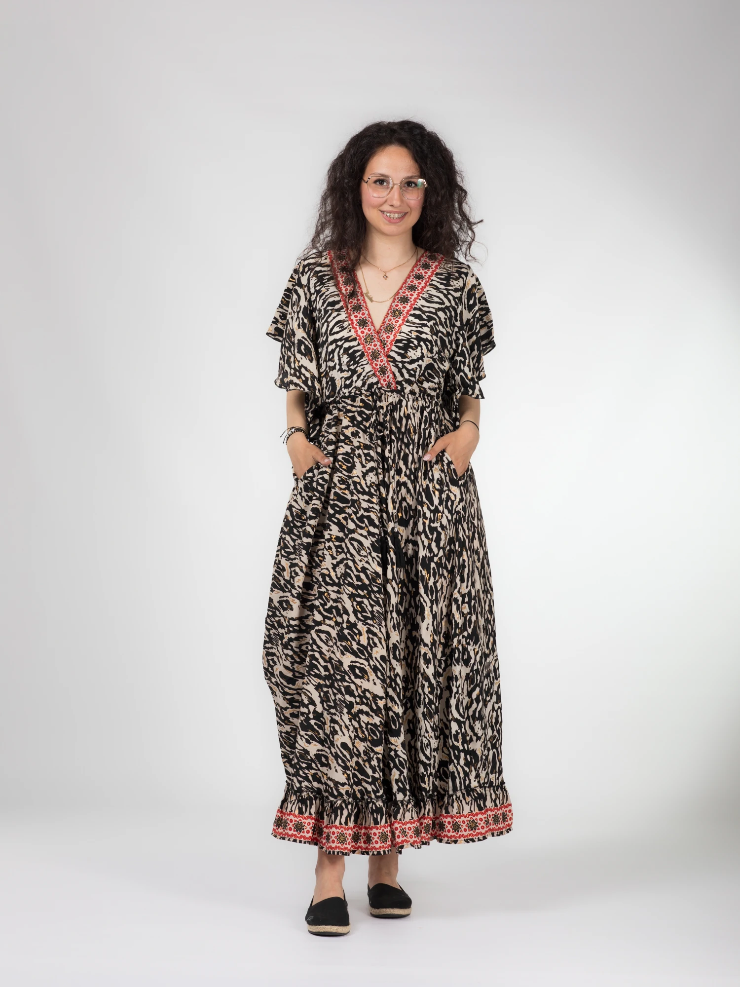 Rochii - Rochie boho lungă din material fluid cu decolteu romantic și detalii aurii - Model 4