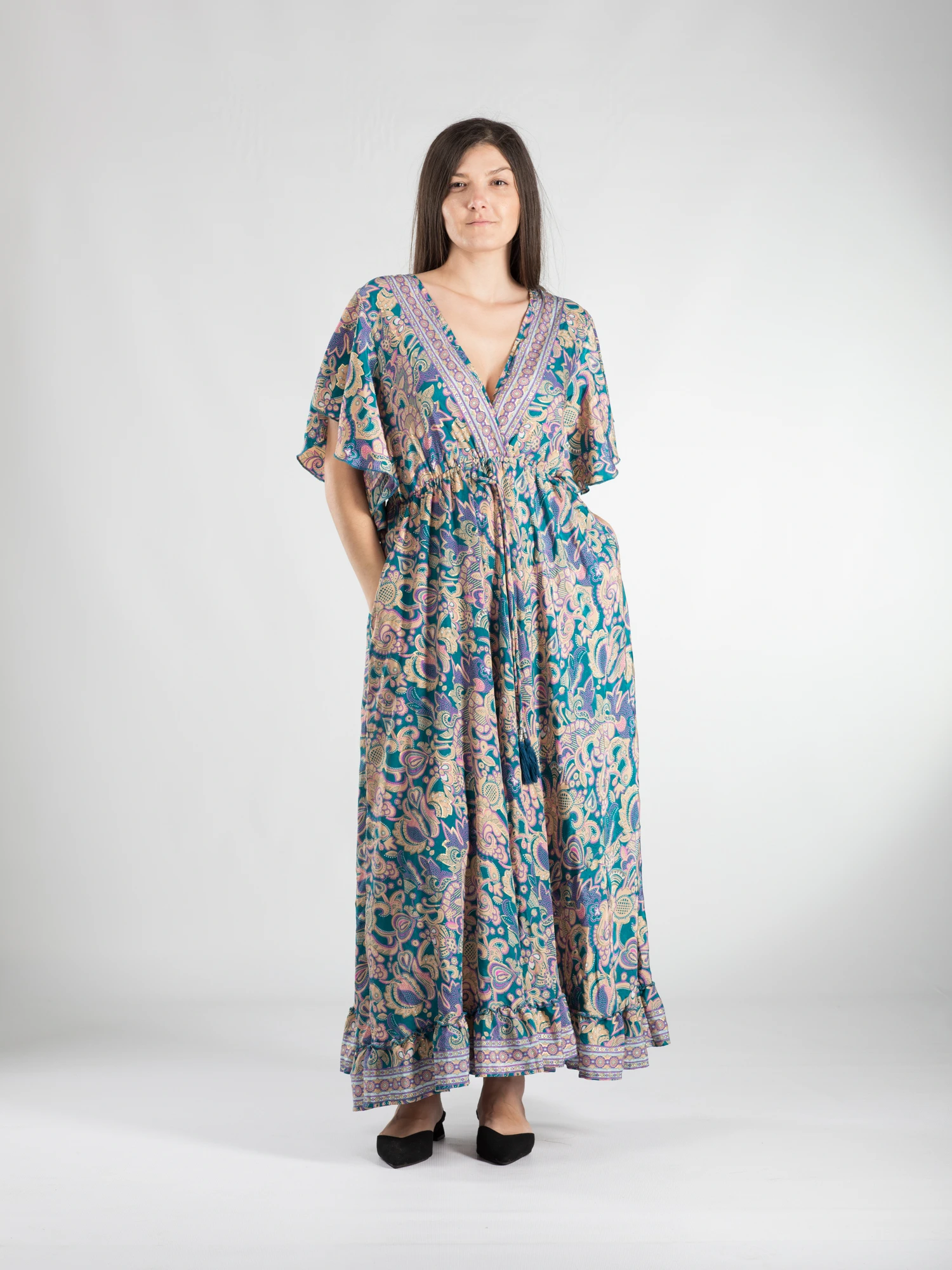 Primavara 2026 - Rochie boho lungă din material fluid cu decolteu romantic și detalii aurii - Model 7