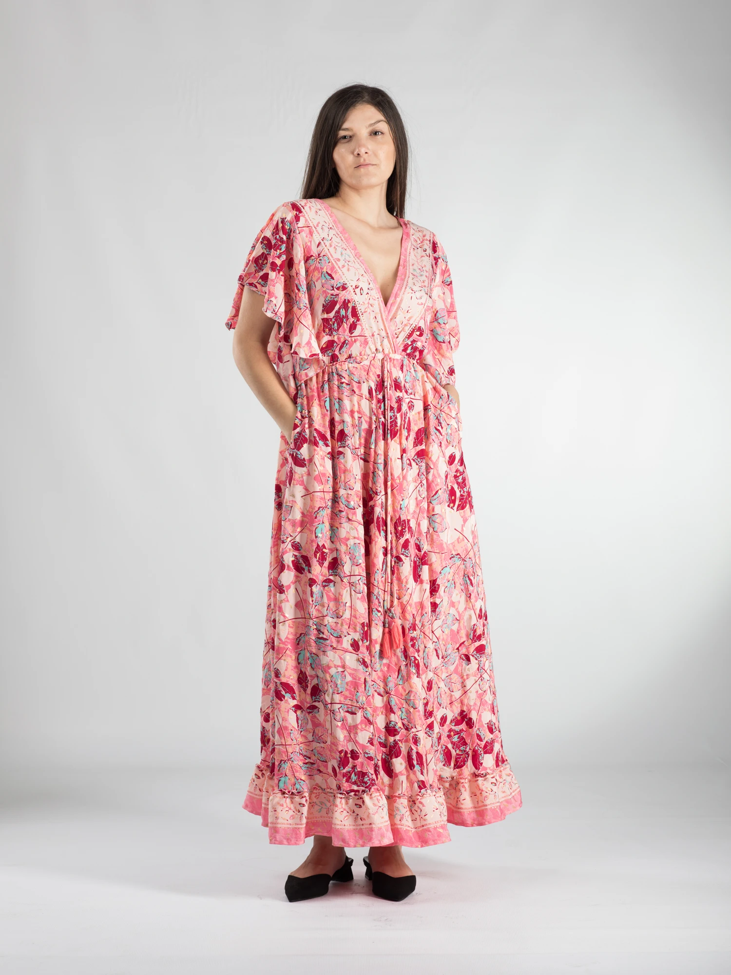 Primavara 2026 - Rochie boho lungă din material fluid cu decolteu romantic și detalii aurii - Model 8