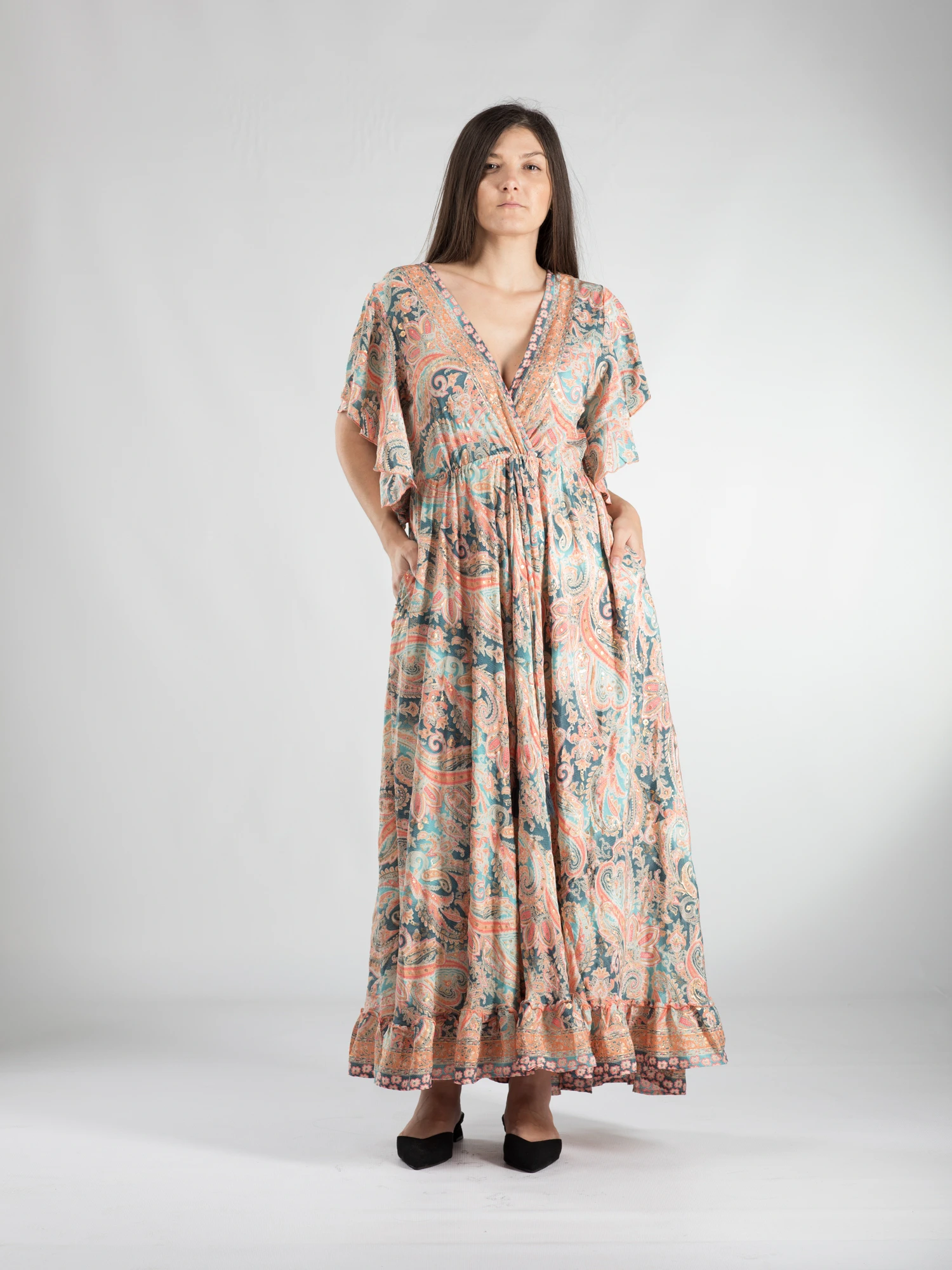 Primavara 2026 - Rochie boho lungă din material fluid cu decolteu romantic și detalii aurii - Model 9