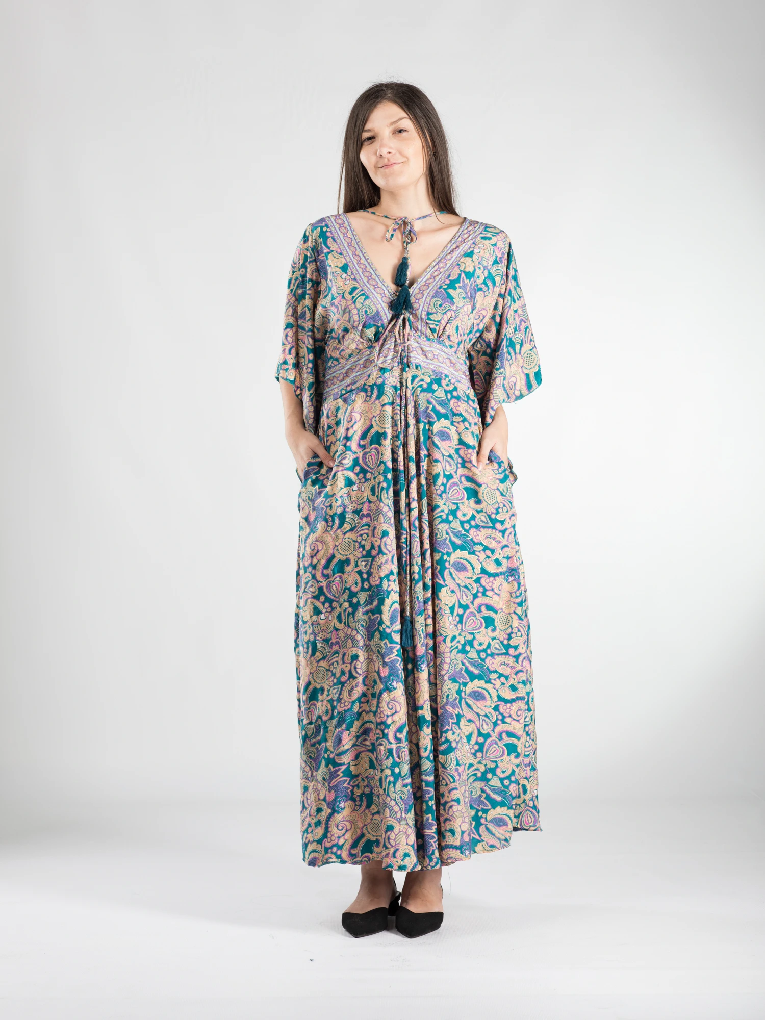Primavara 2026 - Rochie boho lungă din material fluid cu mâneci 3/4 și buzunare laterale - Model 2