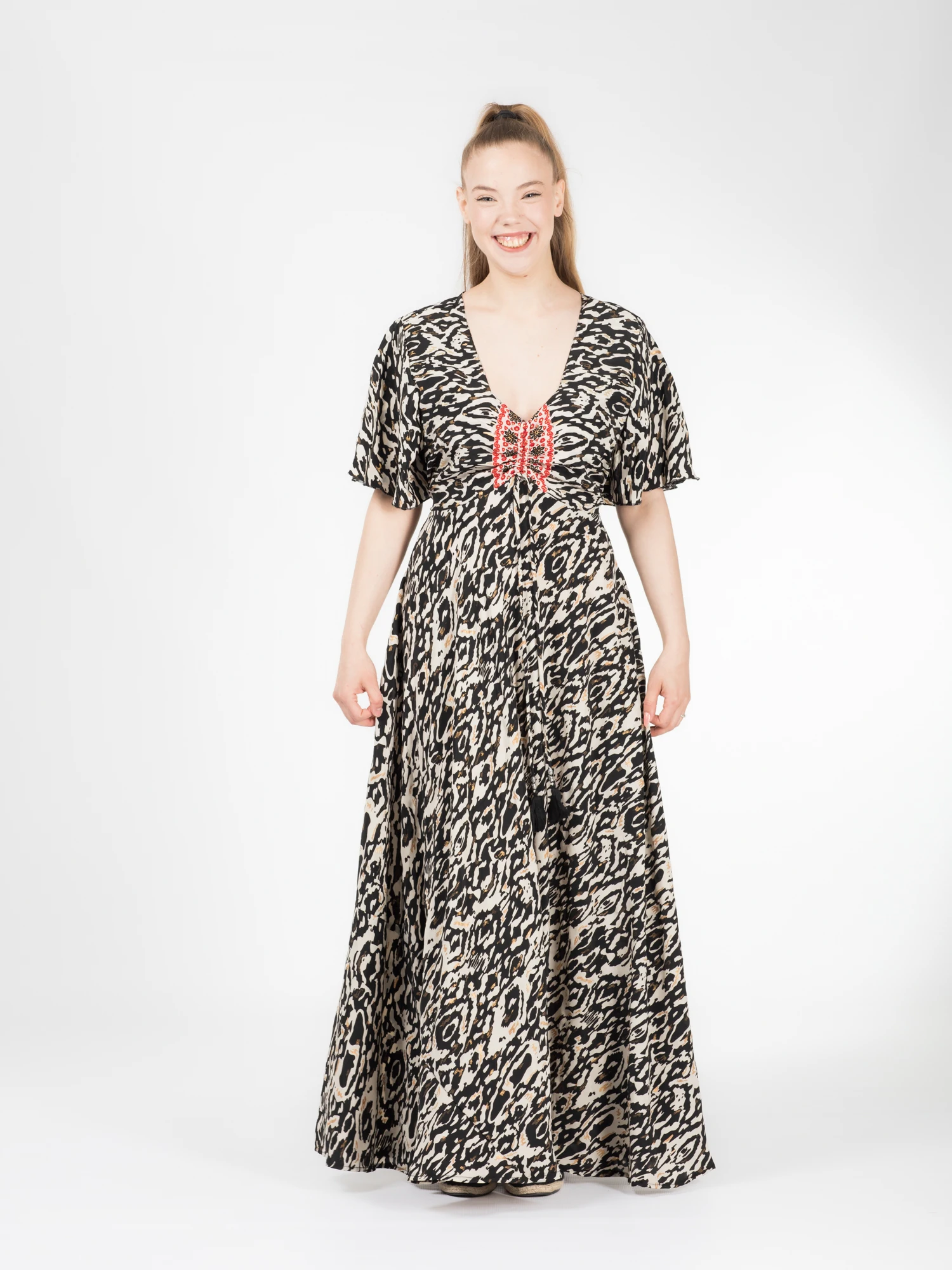 Rochii - Rochie boho lungă din material fluid cu șnur în talie și detali aurii - Model 4