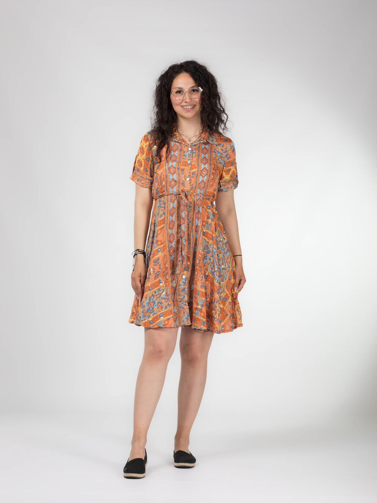 Rochii - Rochie florală din material fuid cu detalii aurii și cordon în talie - Model 3