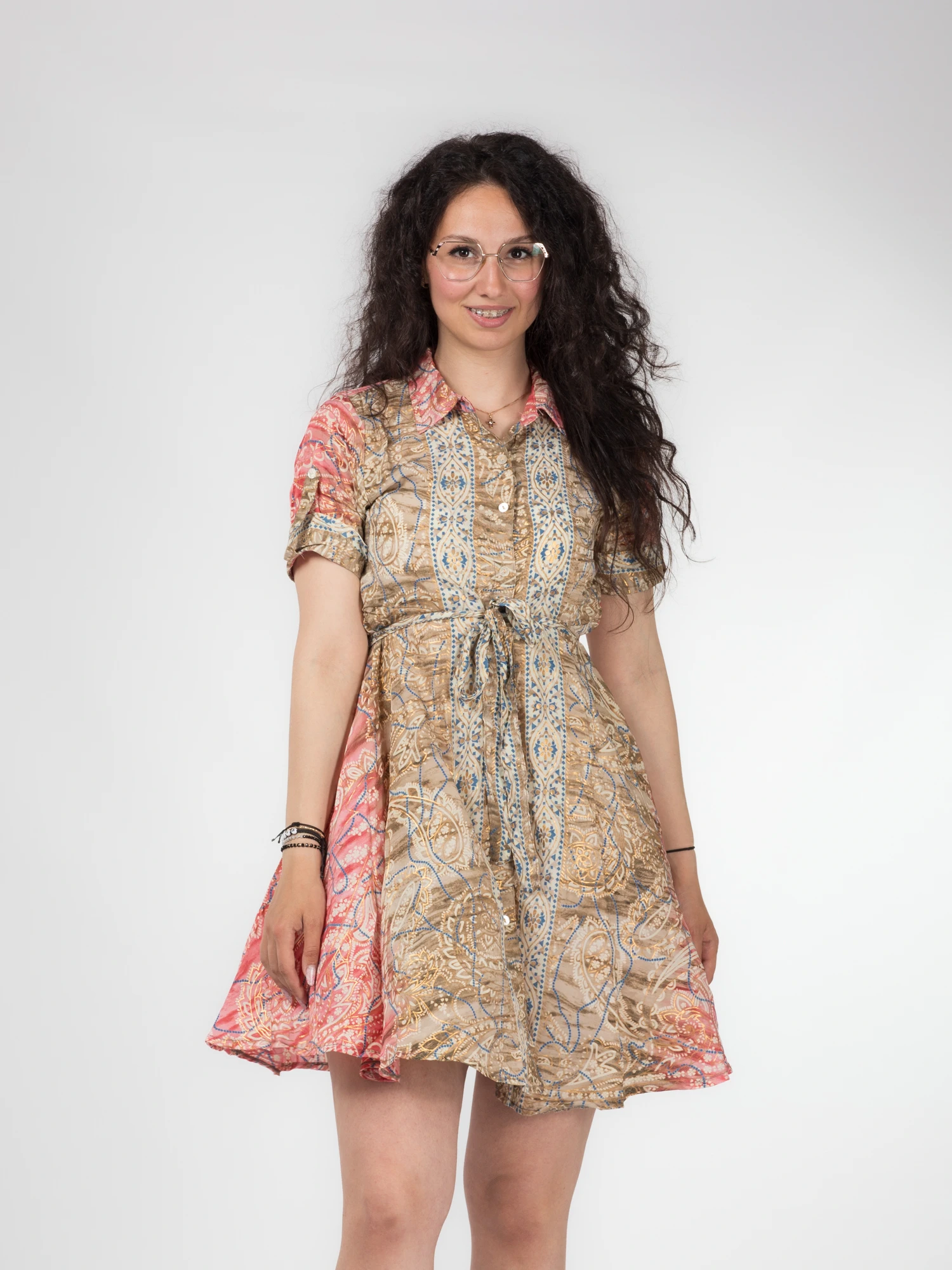 Rochii - Rochie florală din material fuid cu detalii aurii și cordon în talie - Model 8