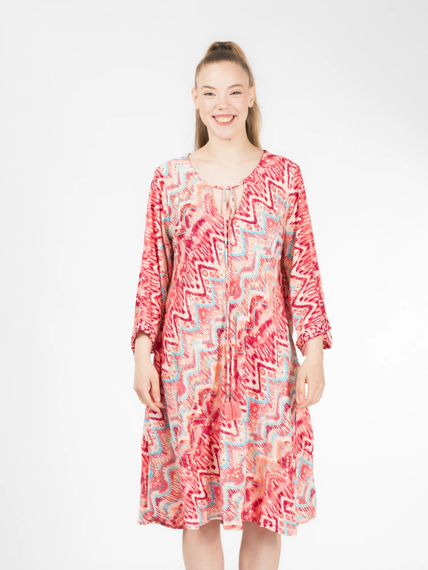 Rochii - Rochie scurtă din material fluid cu mâneci trei sfert, imprimeu floral și detalii aurii - Model 8