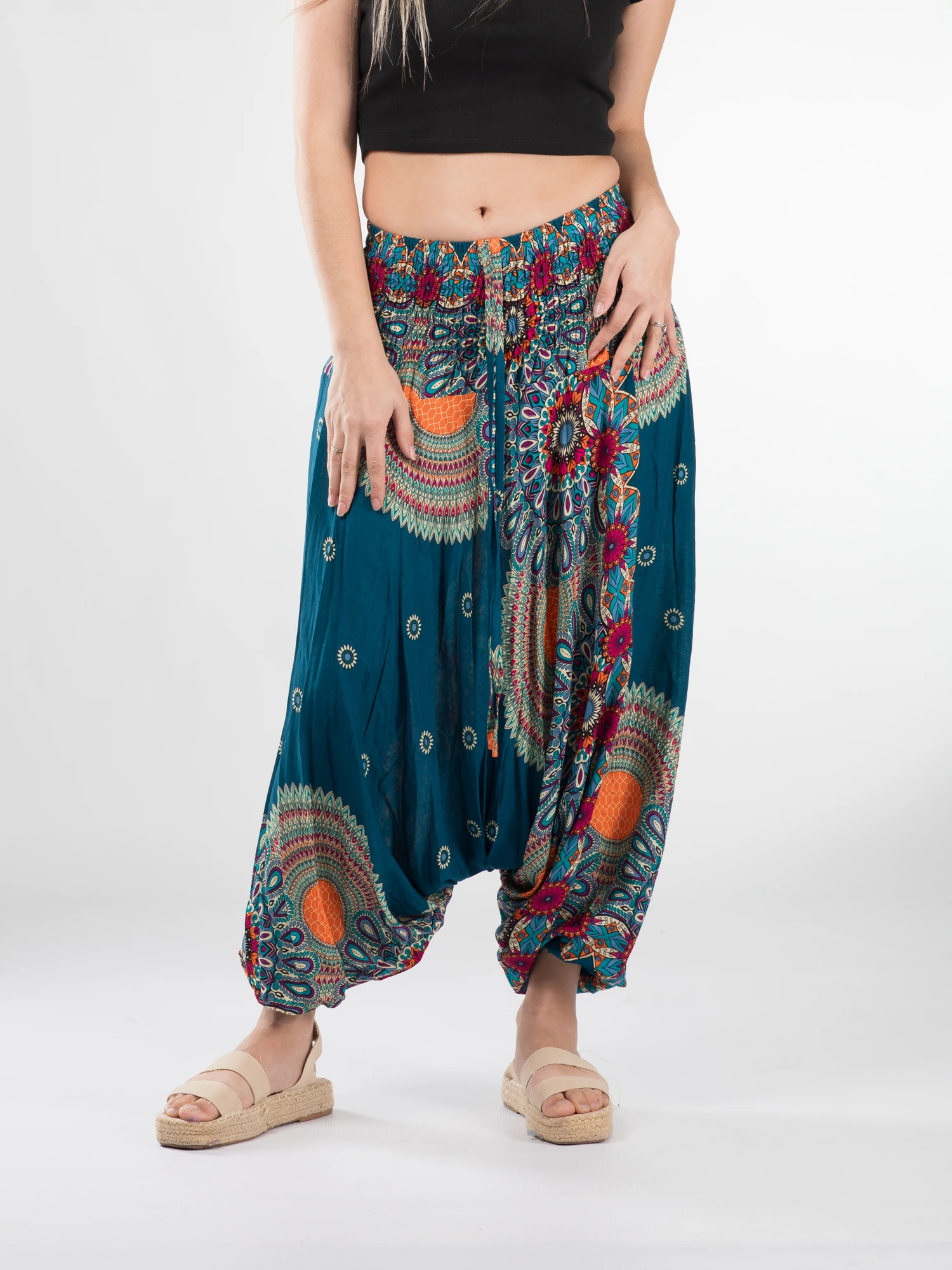 Primavara 2026 - Salvari din material fluid si print floral - Negru