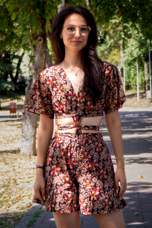 Compleuri - Set top si pantaloni scurti dama din bumbac cu print floral efectuat manual - Model 3