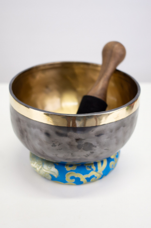 Singing Bowl Tibetan Autentic Forjat manual - Black Golden Border, 19,5 cm, 1,238 Kg [2]