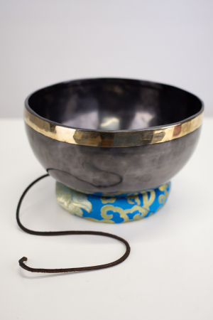 BOLURI TIBETANE - Singing Bowl Tibetan Autentic Forjat manual - Suspended Black Golden Borderr, 21 cm, 1,283 Kg