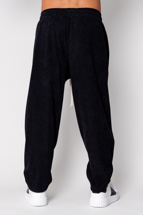 Long straight pants made of black [3]