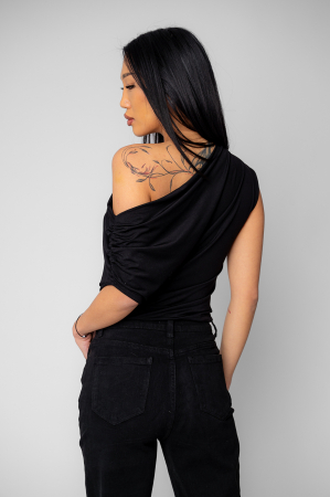 Top asimetric cu umerii goi si detaliu auriu Black [2]