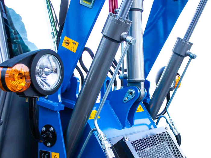 Mini încărcător frontal 60 CP, 1600 kg [22]