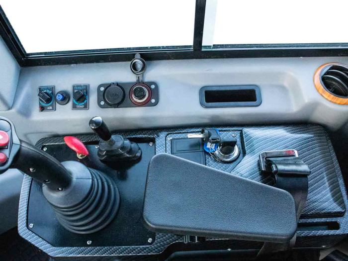 LD23 Cab – Încărcător frontal articulat 4×4, motor 75 CP, cabină climatizată, 2300 kg sarcină, cupă 2050 mm [24]