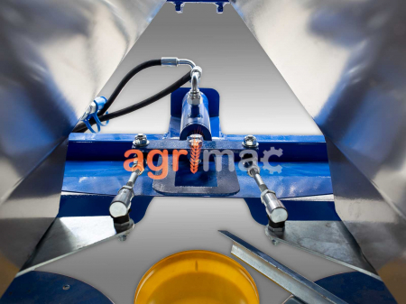 Distribuitor de îngrășăminte cu 2 discuri și sărăriță 2L800M – 800L, 18-20m [11]